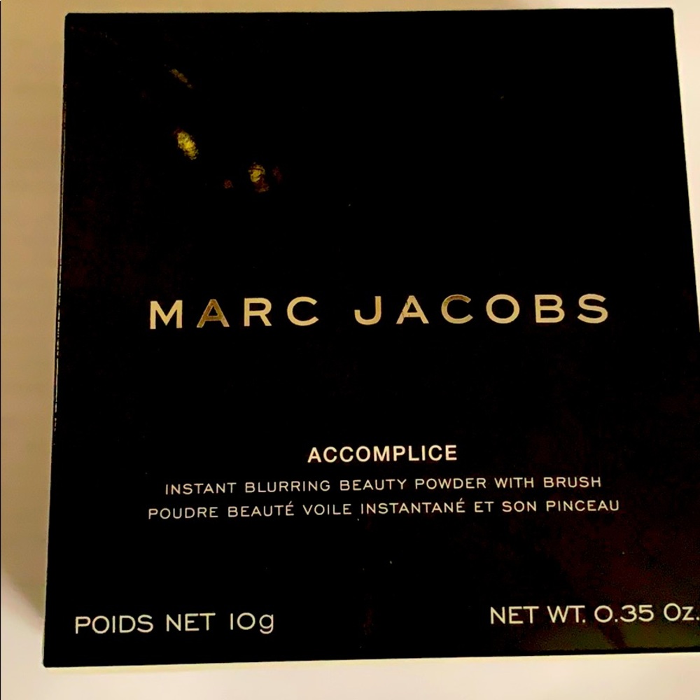 Marc Jacobs instant blurring beauty powder.